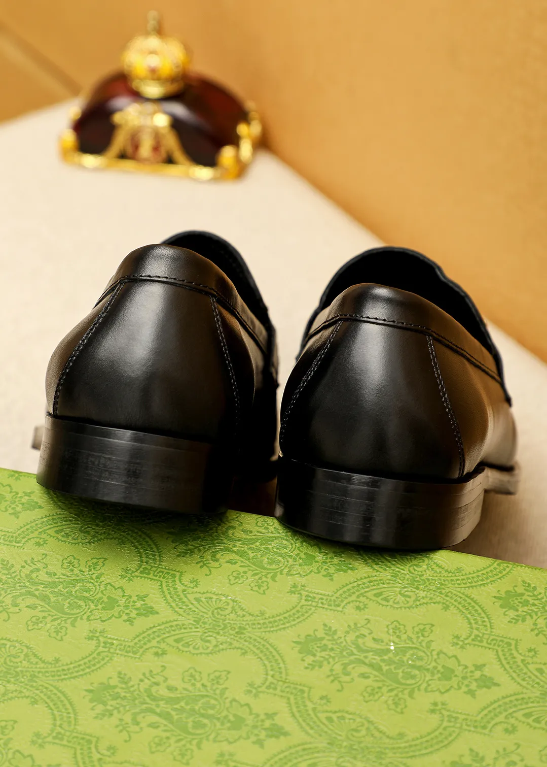 Men's shoes 💰480 💐 Product trademark: GUCCI "Gucci" casual leather shoes Regular size: 38-44 (45.46🉑️customized) Product materials: Selected imported first-layer calfskin embossed upper + luxury hardware buckle, imported water-dyed cowhide leather lining. Strong three-dimensional visual effect, original outsole color: 2 colors available